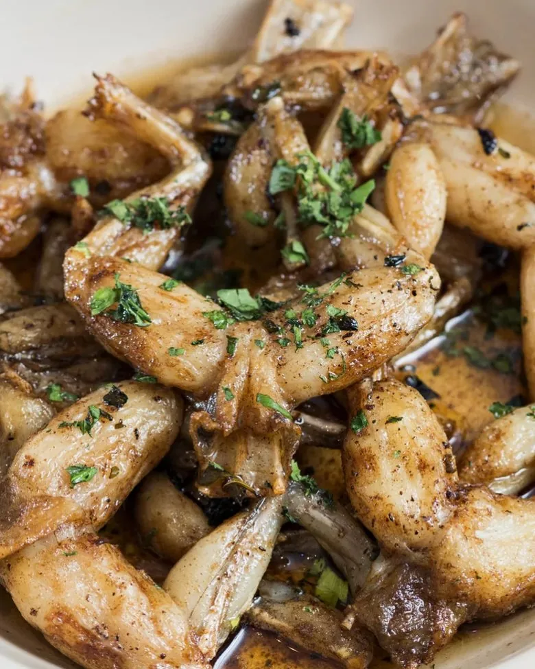 Photo de cuisses de grenouilles à volonté, persillées et servies en cocotte à la Brasserie l'Échalote, Lyon 7