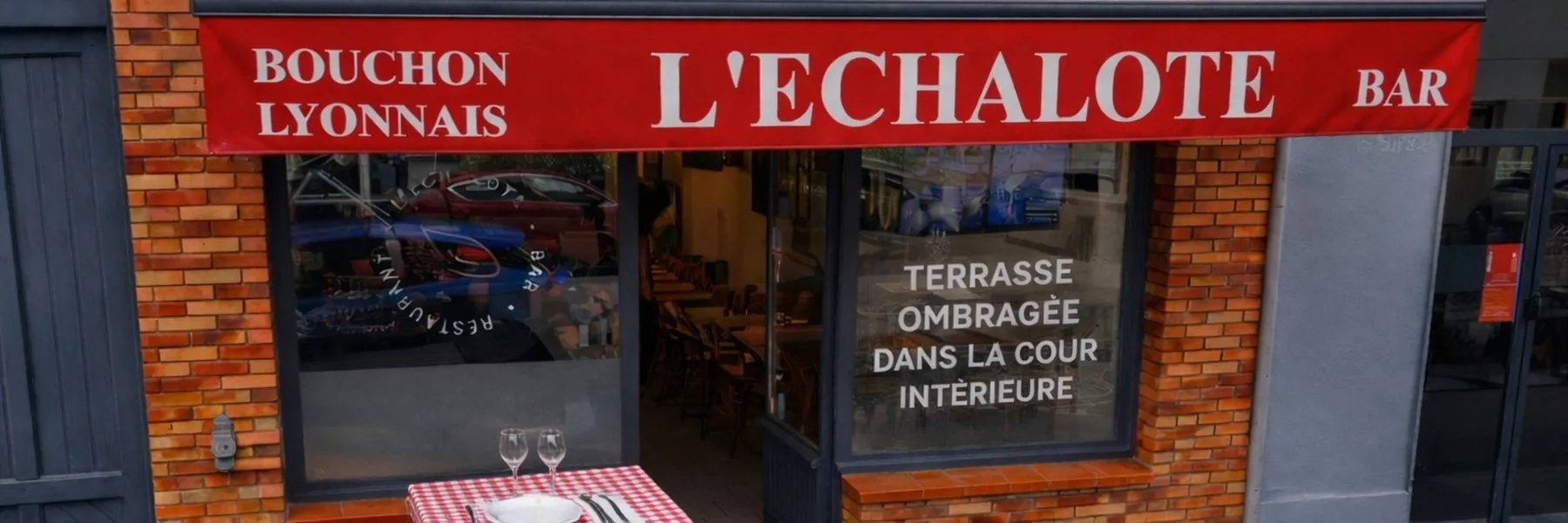 Photo de la devanture et du store rouge de la Brasserie l'Échalote, 93 rue de Gerland à Lyon 7