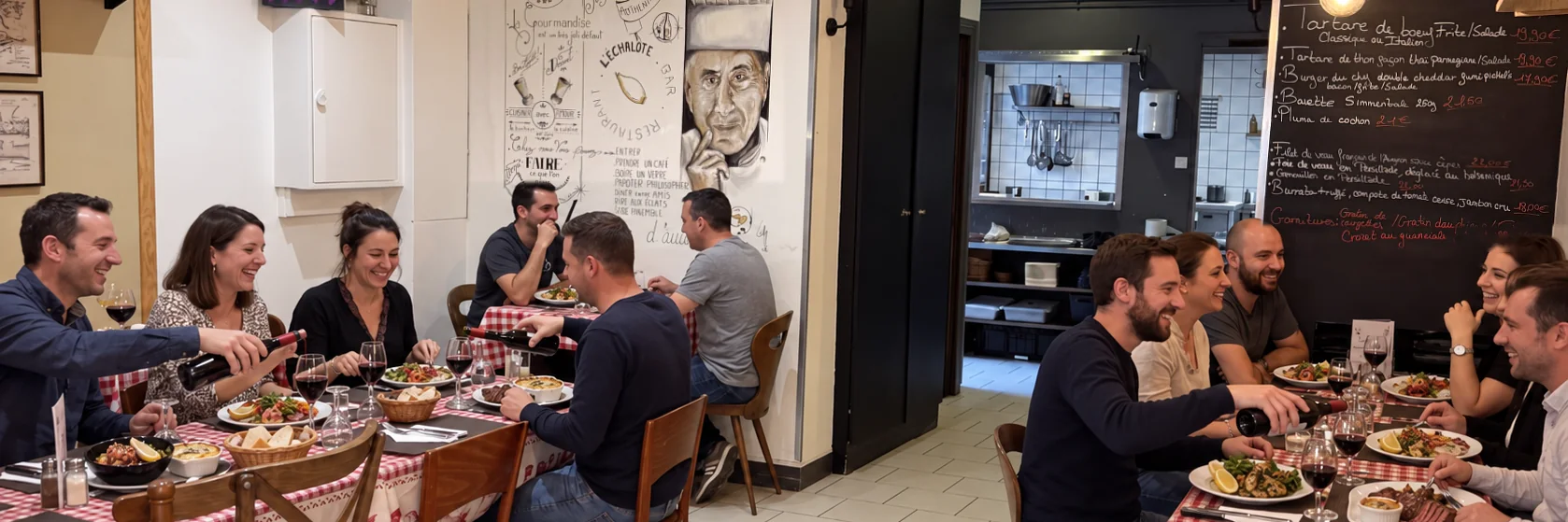 Photo de deux tablées d'amis qui partagent un repas et se servent du vin dans la grande salle, sous l'ardoise des suggestions, à la Brasserie l'Échalote, le meilleur restaurant de groupe de Gerland, Lyon 7, à un quart d'heure à pied de la Halle Tony Garnier