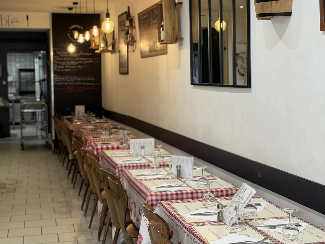 Photo de la grande salle en enfilade, ses tables en nappes vichy jusqu'au bar, brasserie à privatiser entière à Lyon 7