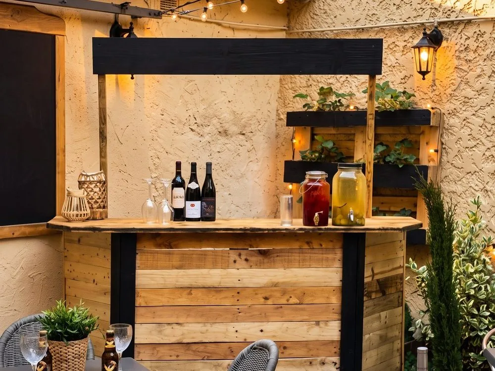 Photo de la cour intérieure ombragée et de sa guirlande d'ampoules, pour une soirée privée à la Brasserie l'Échalote
