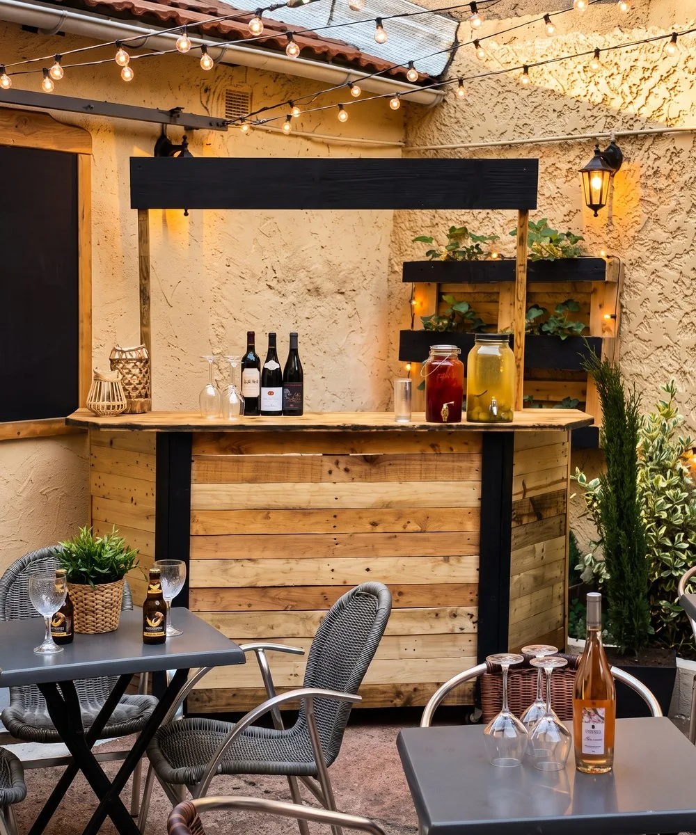 Photo de la cour intérieure, son bar en bois de palettes et sa guirlande d'ampoules, à la Brasserie l'Échalote, le meilleur restaurant terrasse de Lyon 7, à Gerland, à trois minutes du métro Jean Jaurès