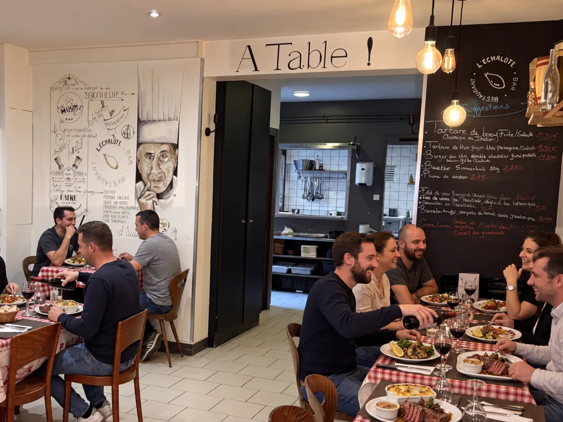 Photo d'une tablée qui déjeune à la carte devant l'ardoise de la Brasserie l'Échalote, repas de groupe à Gerland