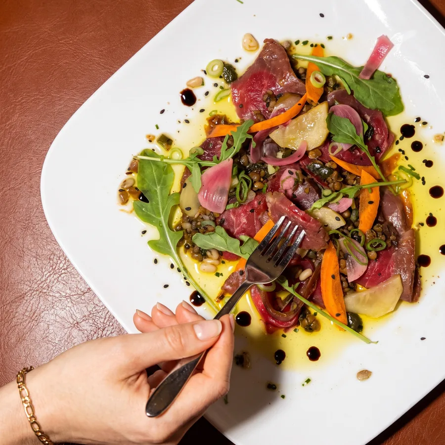 Photo du bœuf séché maison aux épices fumées dressé à l'assiette, entrée à partager au restaurant de Gerland, Lyon 7