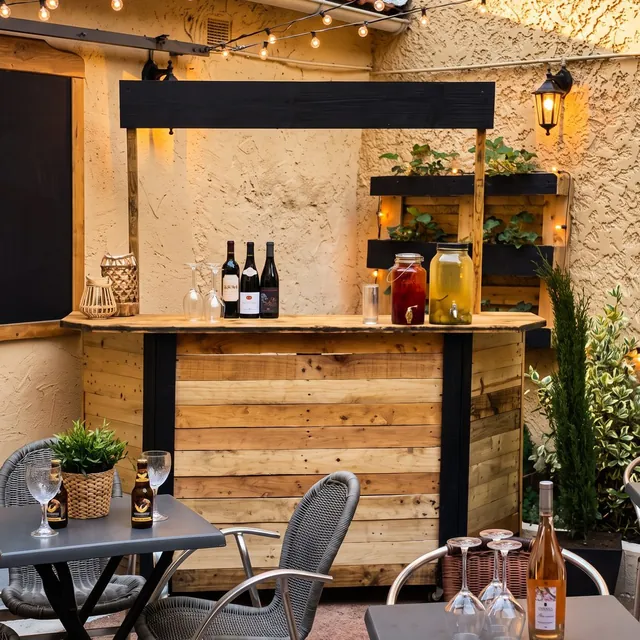 Photo de la cour intérieure et de son bar en bois sous les guirlandes, terrasse de la Brasserie l'Échalote à Gerland