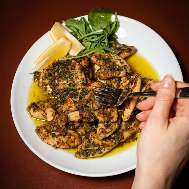 Photo de cuisses de grenouilles persillées au citron, cuisine lyonnaise faite maison à Lyon 7
