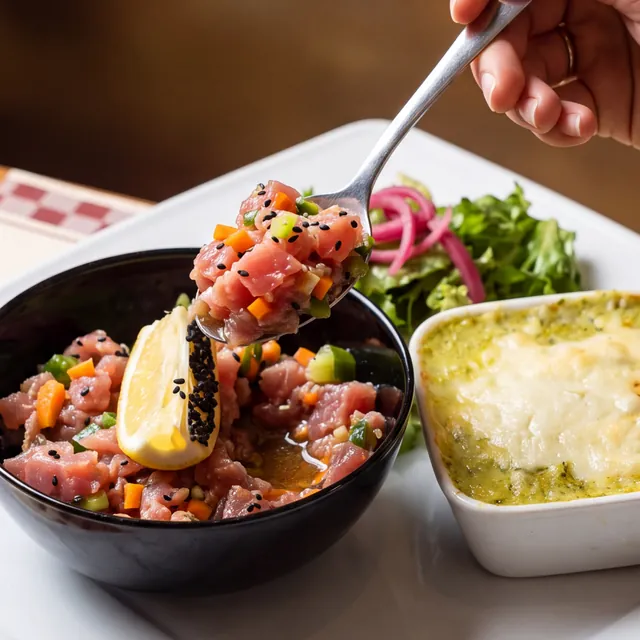 Photo d'un tartare de thon relevé servi en bol avec son gratin, brasserie à Gerland, Lyon 7