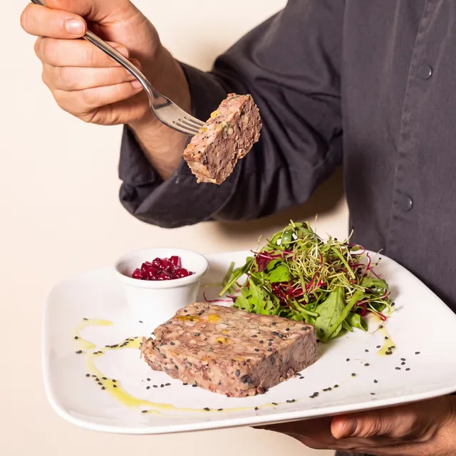 Photo d'une terrine maison servie en entrée avec sa salade, brasserie faite maison à Gerland